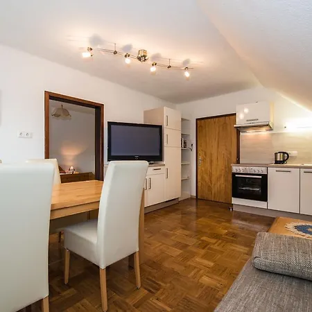 Apartmán Haus Gohringer / *
